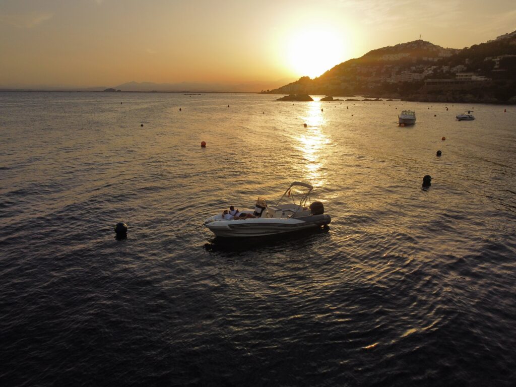 Excursion en bateau avec skipper sur la Costa Brava au coucher du soleil
